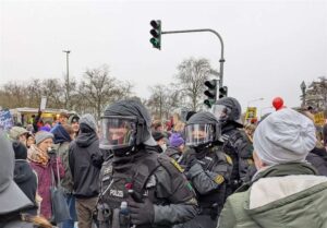 خشونت و درگیری در اعتراضات احزاب ضد افراطی در آلمان