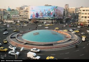  رونمایی از مجسمه «زانو زنندگان برابر ایران» در میدان انقلاب