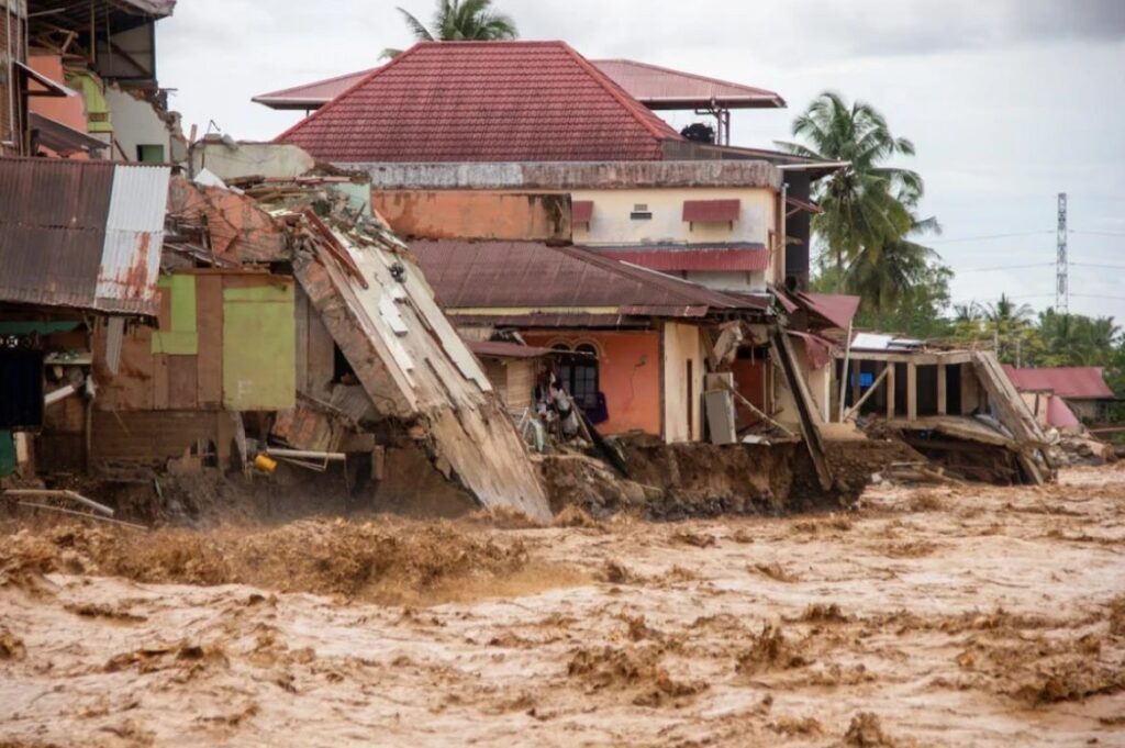 شمار قربانیان سیل و رانش زمین در سوماترای اندونزی به 174 نفر رسید.