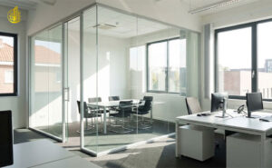 پارتیشن شیشه‌ای برای دفتر کار کوچک؛ بهترین مدل‌ها با کمترین هزینه