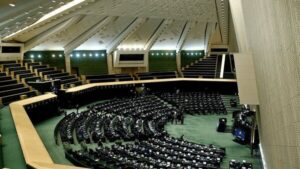 دولت با سختی نفت می‌فروشد اما بانک‌های خصوصی مانند زالو نقدینگی می‌مکند