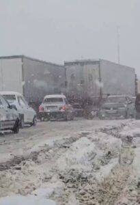 گرفتار شدن خودروها در برف سنگین مرز تمرچین