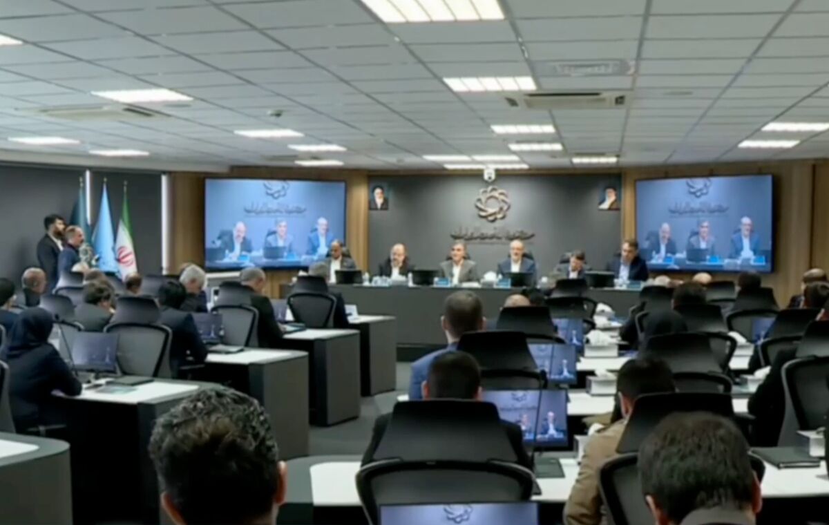 فرزین: سرمایه‌گذاران جدید ارزی مجاز به فروش ارز در تالار دوم مرکز مبادله هستند