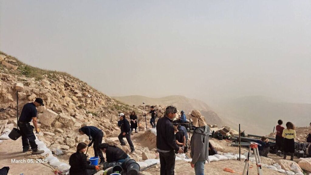 سرقت آثار باستانی کرانه باختری توسط شهرک‌نشینان صهیونیست