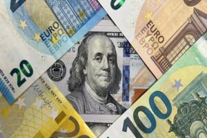 کاهش ذخایر جهانی دلار به نفع یورو و ین