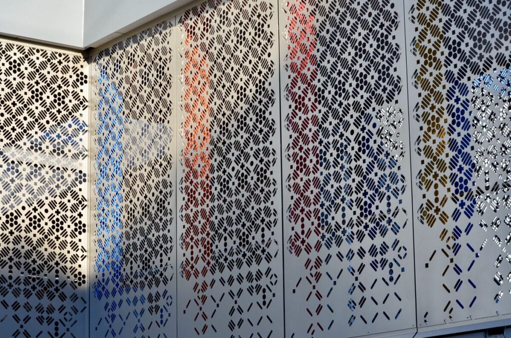 نحوه انتخاب توری فلزی سوراخ‌دار مناسب برای نمای ساختمان در سال ۲۰۲۶