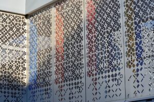 نحوه انتخاب توری فلزی سوراخ‌دار مناسب برای نمای ساختمان در سال ۲۰۲۶