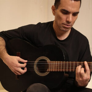 کوروش شاه بهرامی؛ صدایی آرام در جست‌وجوی معنا میان ملودی و سکوت