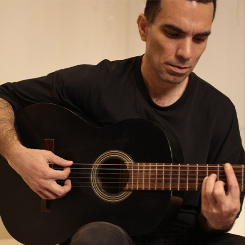 کوروش شاه بهرامی؛ صدایی آرام در جست‌وجوی معنا میان ملودی و سکوت