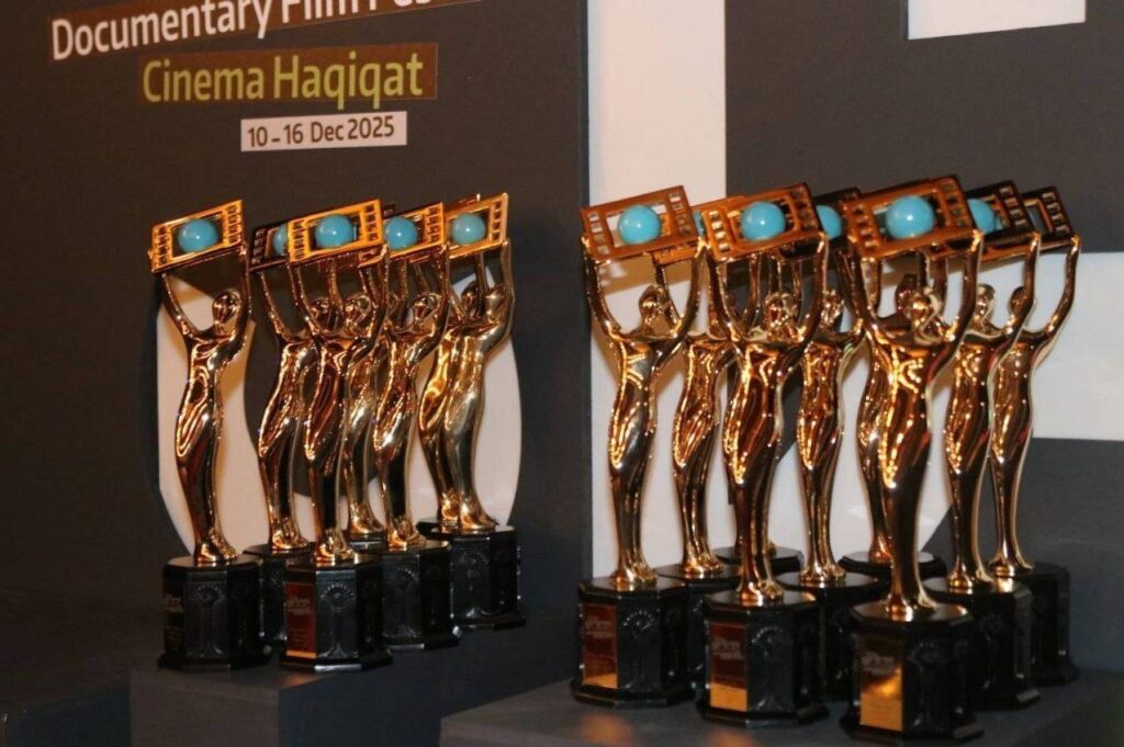 آغاز مراسم اختتامیه نوزدهمین جشنواره سینما حقیقت با اجرای فرزاد حسنی