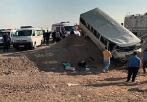 انحراف مینی بوس دانش آموزان در محور ایوانکی/ 12 نفر راهی بیمارستان شدند