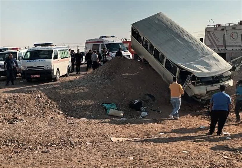 انحراف مینی بوس دانش آموزان در محور ایوانکی/ 12 نفر راهی بیمارستان شدند