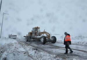 بارش برف و باران در محورهای فارس ادامه دارد