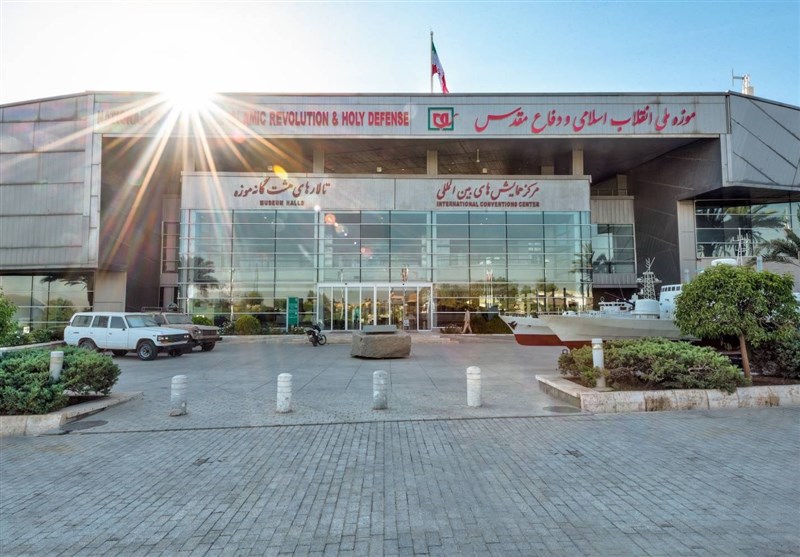 بازدید دانشجویان از موزه دفاع مقدس همزمان با روز دانشجو رایگان بود