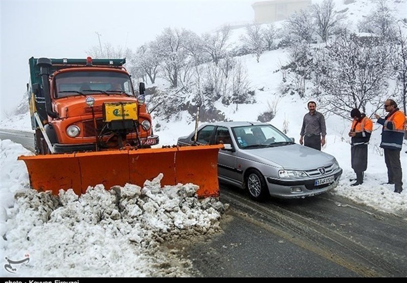 بازگشایی جاده 50 روستای الیگودرز بر اثر برف مسدود شد/ گردنه گلبادوش
