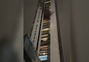 بحران در مرکز تل آویو؛ این برج 50 طبقه به دلیل آتش سوزی تخلیه شد