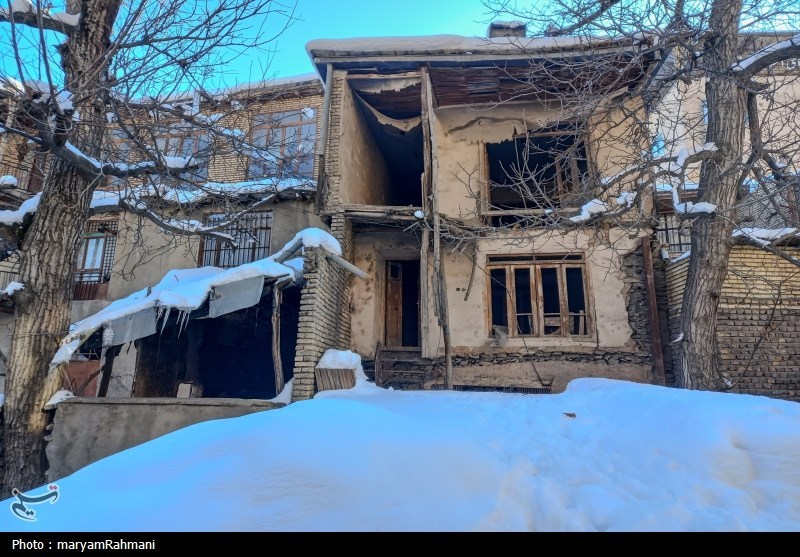 برق کردستان در دل سرما و طوفان ایستاده اند/ 250 روستا برق را قطع کردند/ 300 تیر برق را شکستند