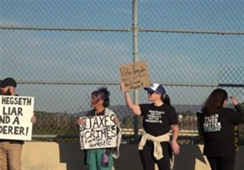 تجمع اعتراضی علیه وزیر جنگ آمریکا در سفرش به آلاباما