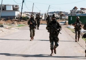 تهاجم متجاوزان به مناطق مختلف کرانه باختری/ نبرد شدید جوانان فلسطینی با متجاوزان