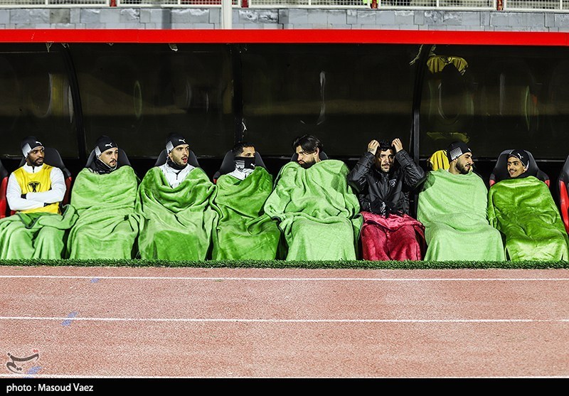 حمایت هواداران از تراکتور در شب سرد تبریز/ راهکار بازیکنان الدیل برای فرار از سرما