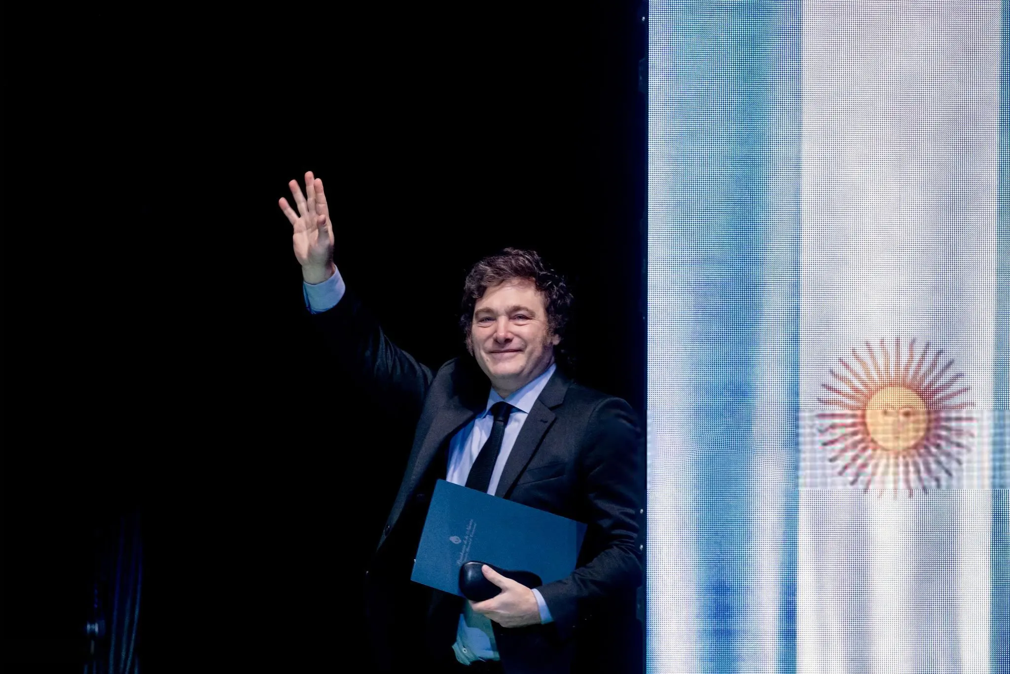 خاویر میلی پزو را آزادتر می کند