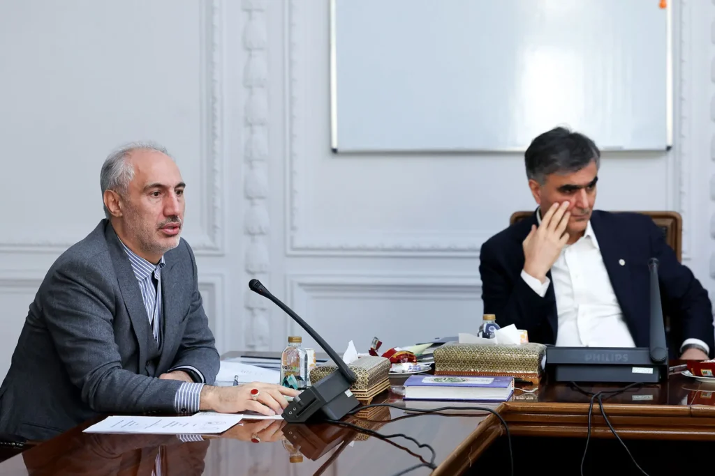 مالیات بر ارزش افزوده را افزایش دادیم تا فردی که کت و شلوار 50 میلیونی می خرد، 2 درصد به فقرا بدهد!