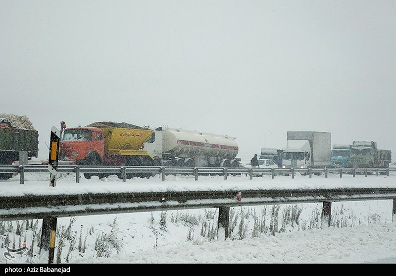 مسدود شدن موقت محور مهریز - میانکوه به دلیل بارش برف و یخبندان
