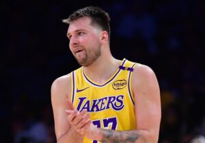 هدیه دونچیچ به بازیکنان و کادرفنی باشگاه لیکرز