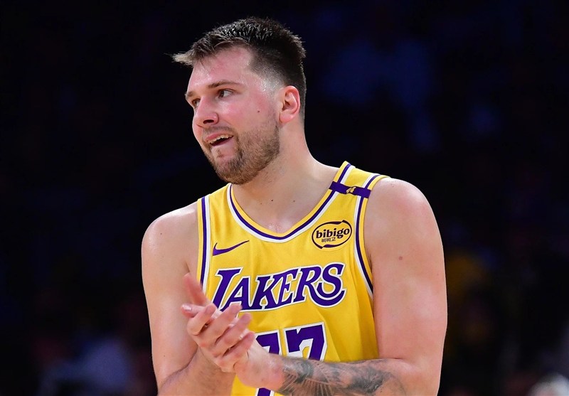 هدیه دونچیچ به بازیکنان و کادرفنی باشگاه لیکرز