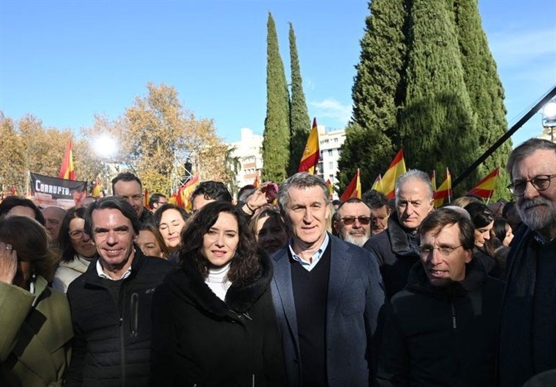 هزاران معترض در اسپانیا خواستار استعفای نخست وزیر شدند