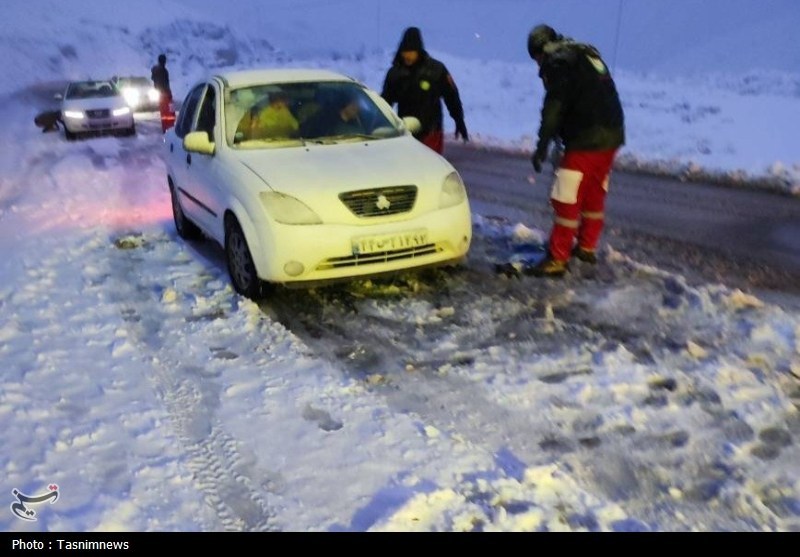 هلال احمر رضوی به 1000 نفر در برف و کولاک امداد رسانی کرد