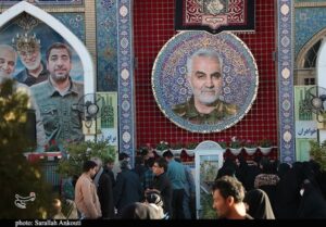 لحظاتی ناب از حضور زائران در گلزار شهدای کرمان