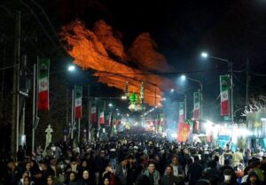 هیاهوی ازدحام جمعیت در مسیر منتهی به مزار شهید سلیمانی
