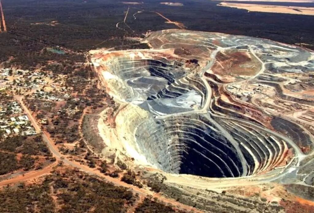 ۶ پروانه فعالیت معدنی در قم صادر شد