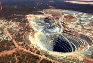 ۶ پروانه فعالیت معدنی در قم صادر شد