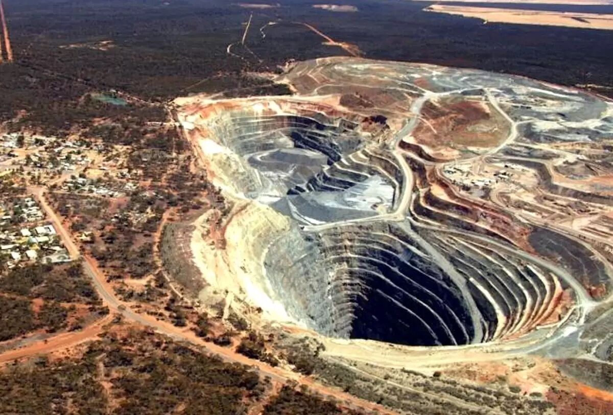 ۶ پروانه فعالیت معدنی در قم صادر شد