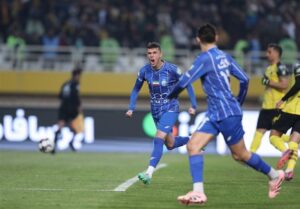 تساوی سپاهان و استقلال در نیمه‌ای جذاب و تماشایی