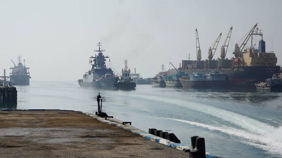 پهلوگیری "ناوشکن استویسکی" روسیه در منطقه یکم نداجا