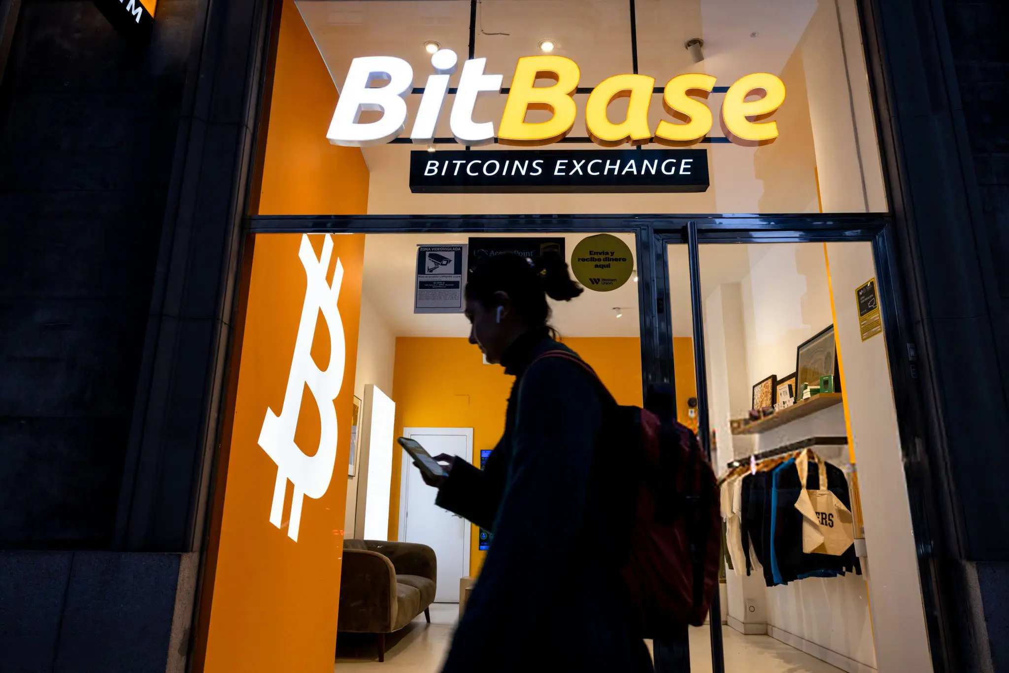 بیت کوین به زیر 80 دلار سقوط کرد