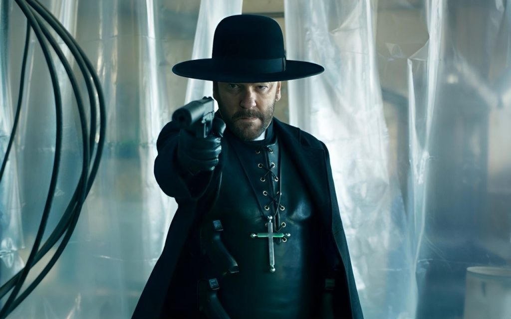 اولین ویدیو از فیلم Father Joe منتشر شد؛ کیفر ساترلند در نقش کشیشی مسلح