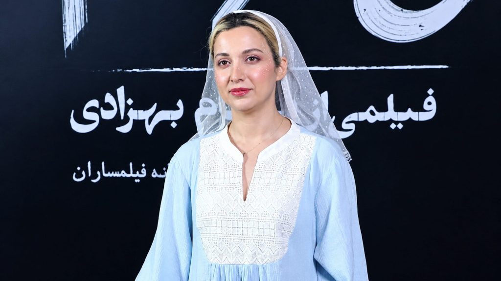 آرایش فانتزی روشنک گرامی در اکران خصوصی «من می‌ترسم» جلب توجه کرد